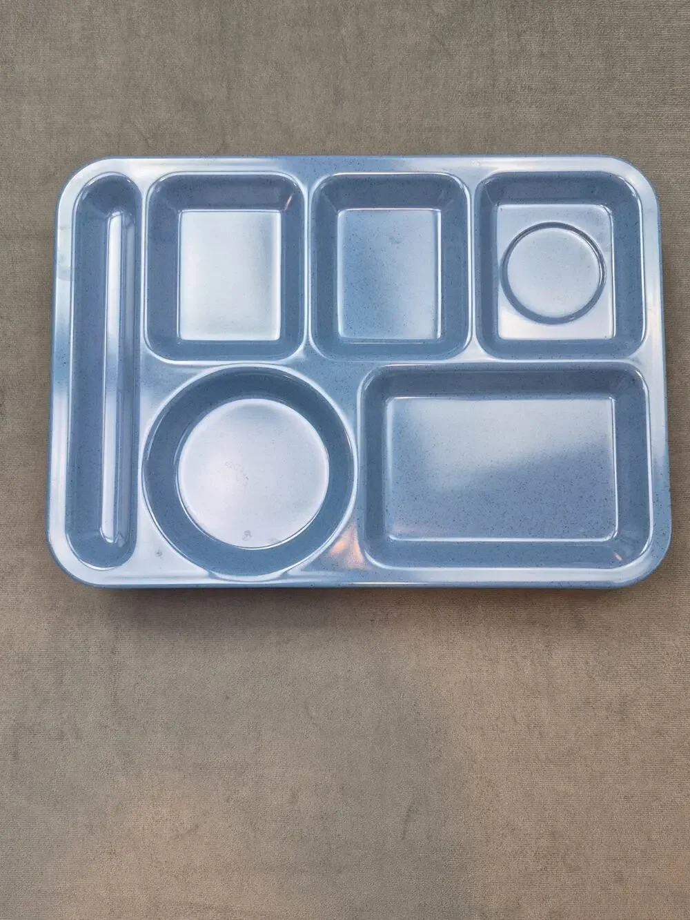 LOT OF 7 Carlisle N43981-92 Cafeteria Lunchroom 6 Compartments School Food Trays